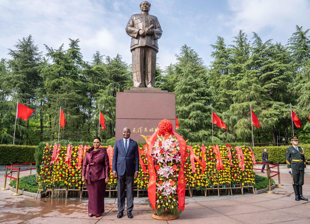 Chapo homenageia Mao Tse Tung e reforça amizade com a China